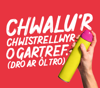 Llaw yn dal can erosol gyda'r slogan Chawlu'r chwistrellwyr o gratref (Dro ar ôl tro)