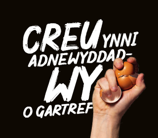 Llaw yn dal a plisgyn wyau gyda'r slogan Creu ynni adnewyddadwy o gartref